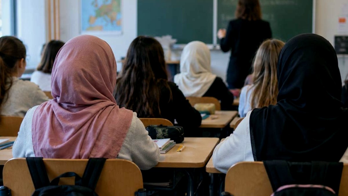 Azerbaycan'da Okul Kıyafetleri Düzenlemesi: Başörtüsü Tartışmaları Başladı