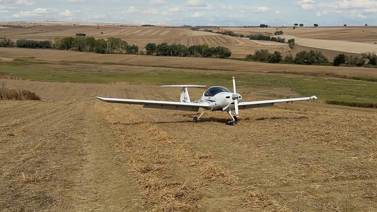 Eğitim Uçağı Motor Arızası Nedeniyle Tarlaya İndi, Pilotlar Güvende