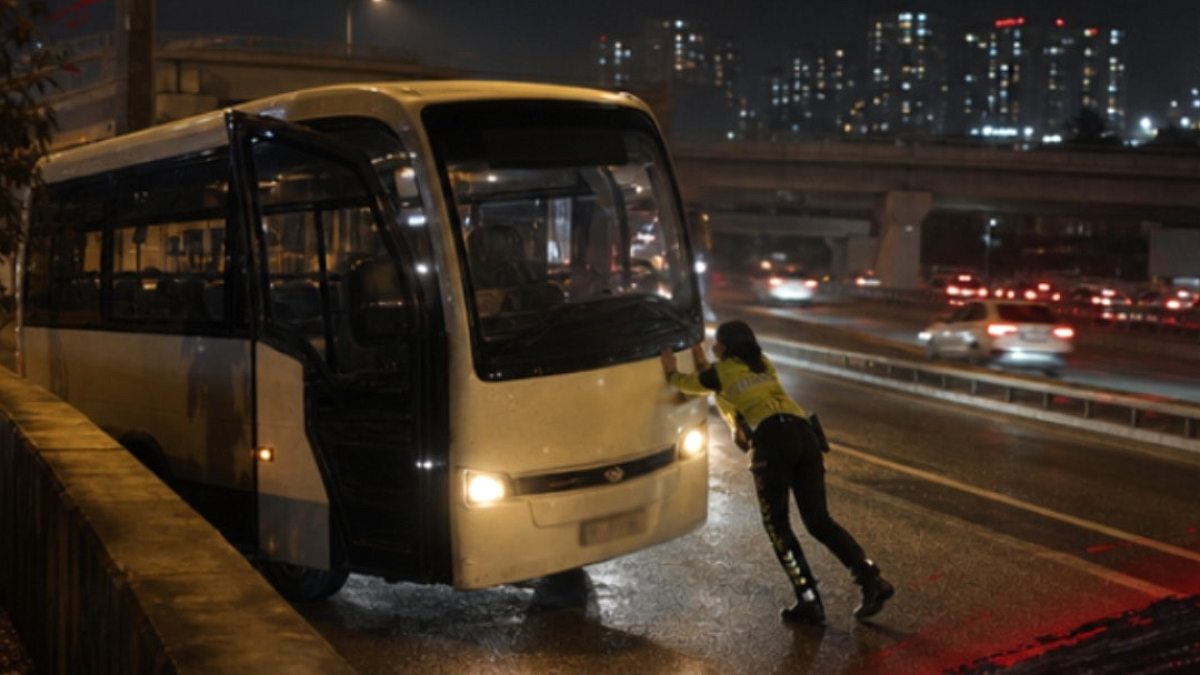 Kadın Polis, Arızalanan Midibüsü Tek Başına İtti, Diğer Sürücüler Yardım Etti