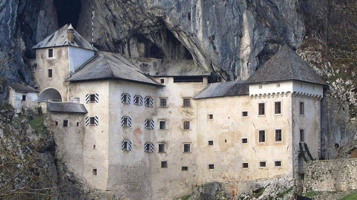 Slovenya'da Bulunan Eşsiz Mağara Kale: Doğal Savunmanın Zirvesi