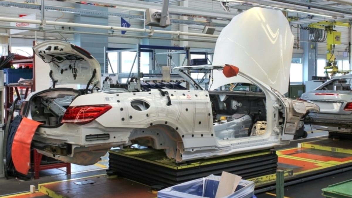 Mercedes-Benz'den Maliyet Odaklı Dev Hamle: Fabrika Kapatma Tehdidi