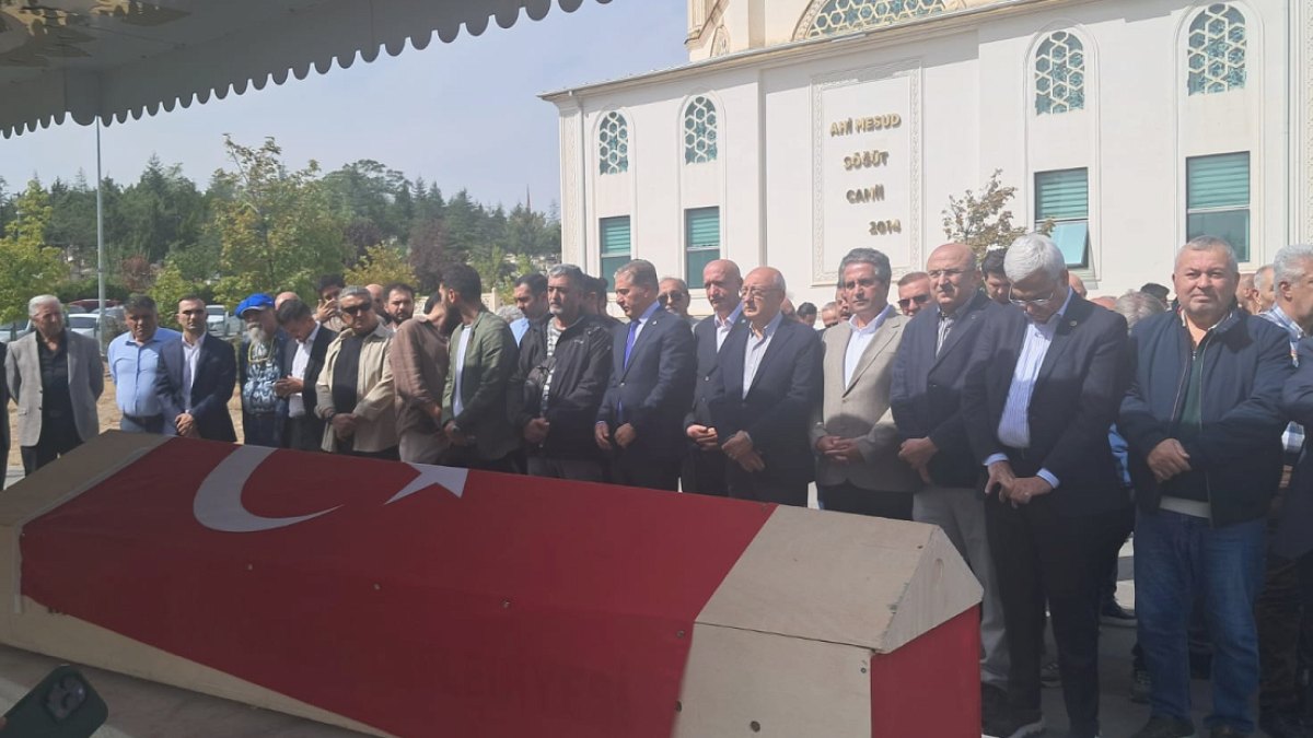 Anayasa Mahkemesi Önündeki Eylemde Yaşamına Son Veren Emekli Polis Toprağa Verildi