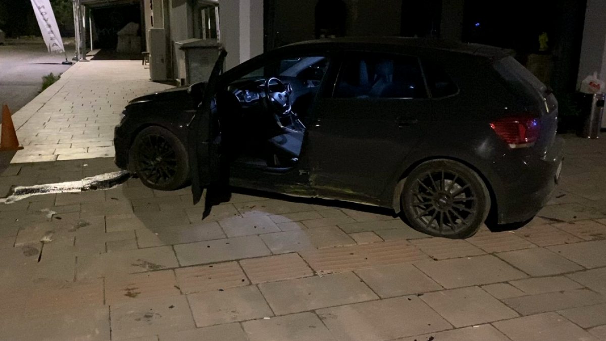 Bursa'da Sürücüsünün Kontrolünü Kaybettiği Araç Kaldırıma Çıktı, Büyük Hasara Yol Açtı