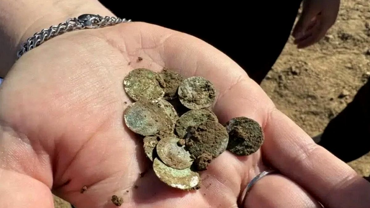 Çekya'da Tarla Yürüyüşü Arkeolojik Bir Hazine Avına Dönüştü