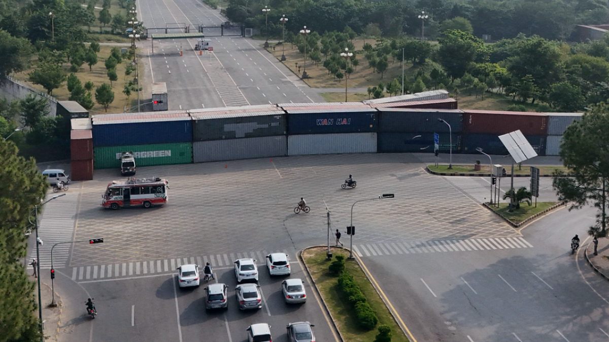 Pakistan'da İmran Han Protestoları: Başkent Olağanüstü Güvenlik Önlemleriyle Kuşatıldı