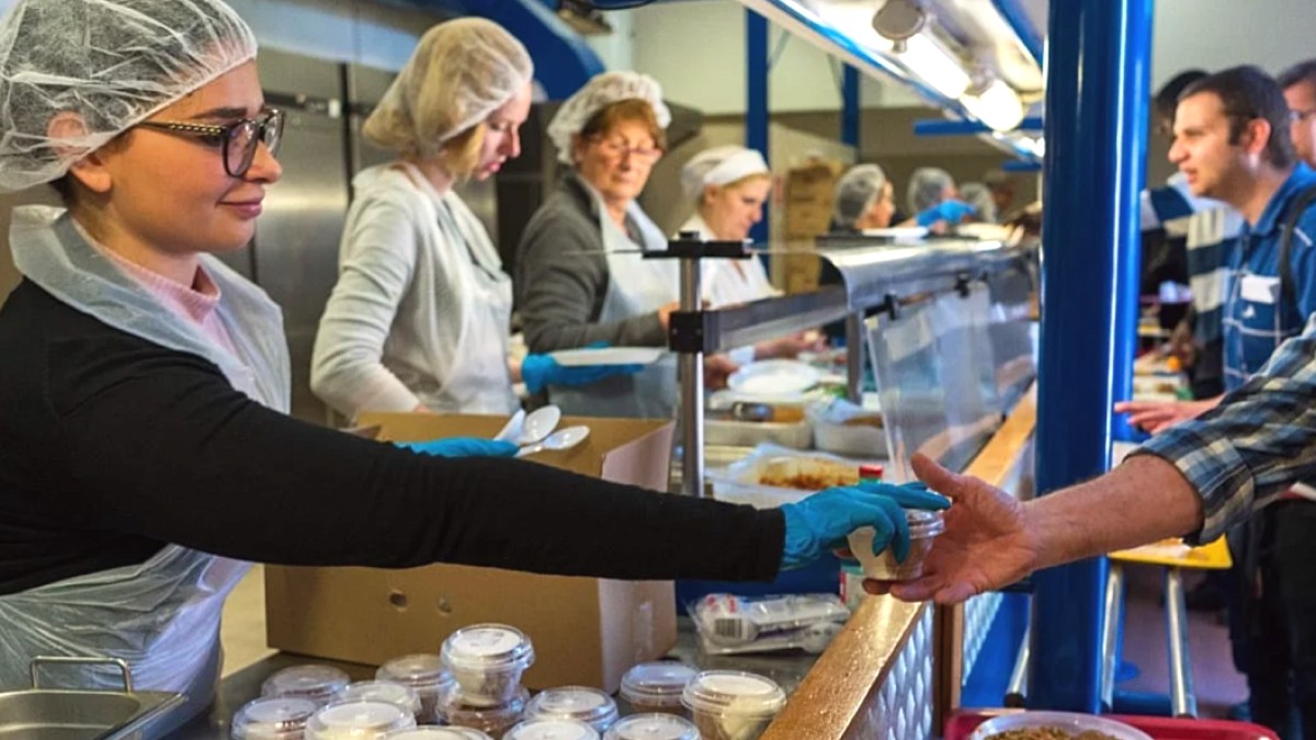 Fransa'da 1 Euro'luk Yemek Uygulaması Beklenenin Üzerinde İlgi Gördü, Altyapı Zorlanıyor
