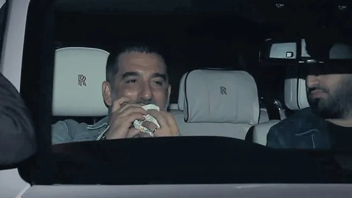 Arda Turan'dan Milli Arada İstanbul Kaçamağı: Gece Yarısı Hamburger Molası