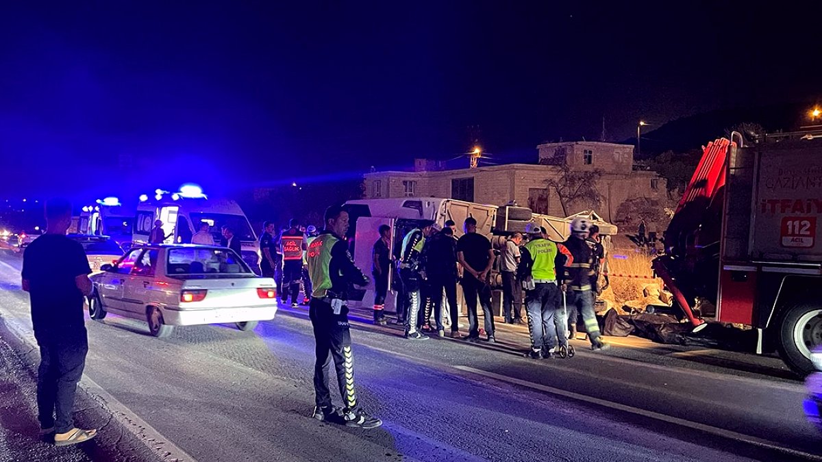 Gaziantep'te Korkunç Kaza: Otomobil Midibüsle Çarpıştı, 7 Kişi Hayatını Kaybetti