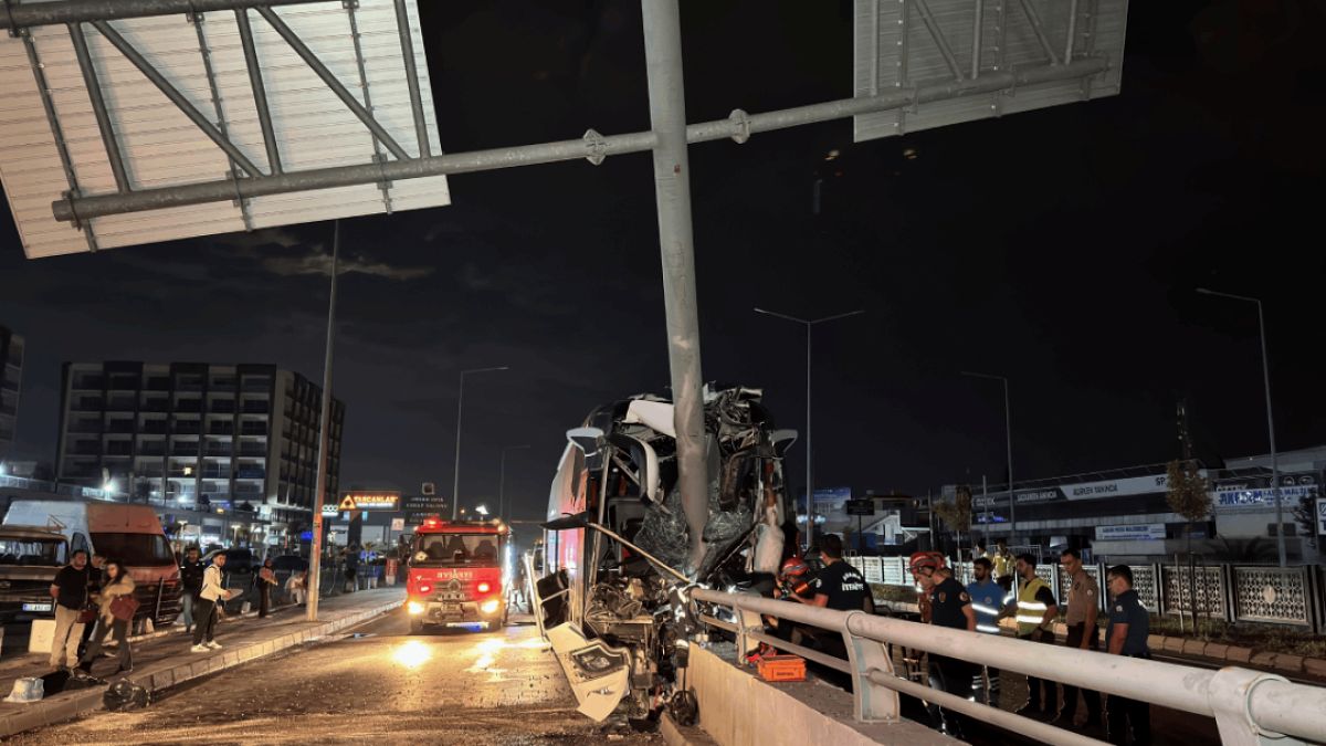 Adana'da Seyir Halindeki Otobüs Tabelaya Çarptı: 11 Yaralı