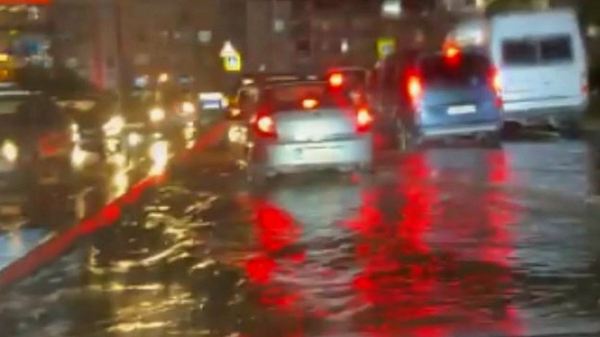 İstanbul'u Vuran Sağanak Hayatı Felç Etti: Sokaklar Nehir Oldu