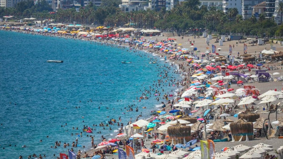 Rus Turistler Türkiye'ye Akın Ediyor: 2025'te Rekor Ziyaret