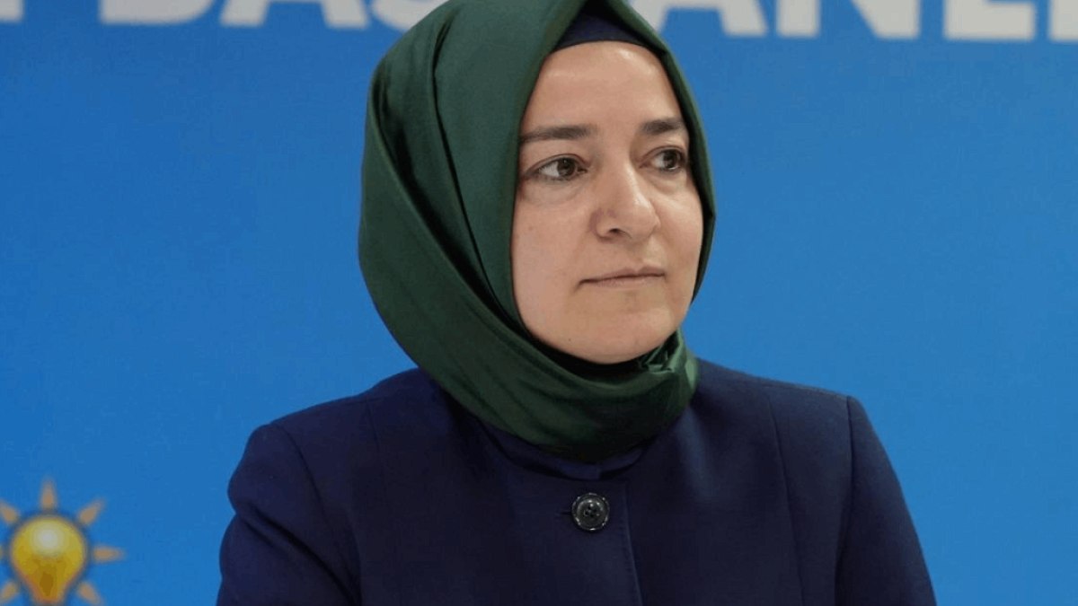 Fatma Betül Sayan Kaya'ya Partiden Bir Darbe Daha: MKYK Grubundan Çıkarıldı