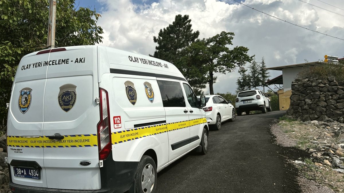 Kayseri'de Tehlikeli Gezi: Baba ve Oğlu Kaya Düşmesiyle Yaralandı