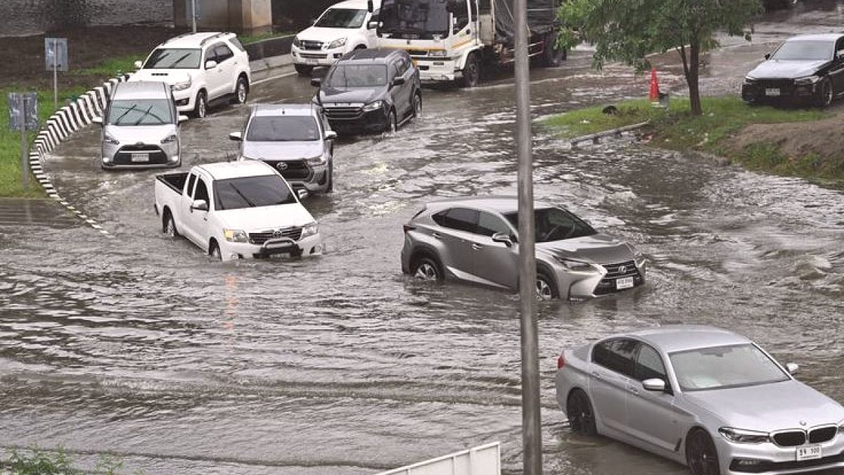 Tayland'da Muson Yağmurları Şiddetli Sellerle Hayatı Durma Noktasına Getirdi