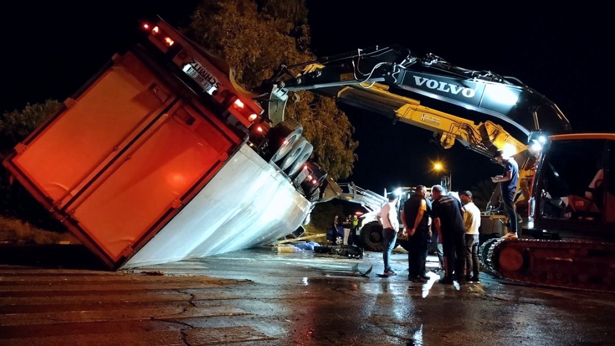Antalya'da Feci Kaza: Tırın Altında Kalan İki Kadın Can Verdi