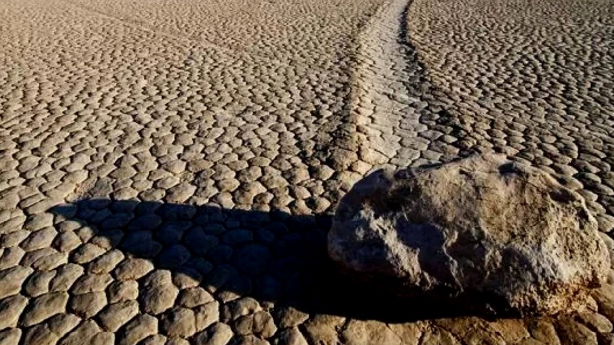 Death Valley'deki Gizemli Hareketli Kayalar: Bilimsel Açıklama Bulundu