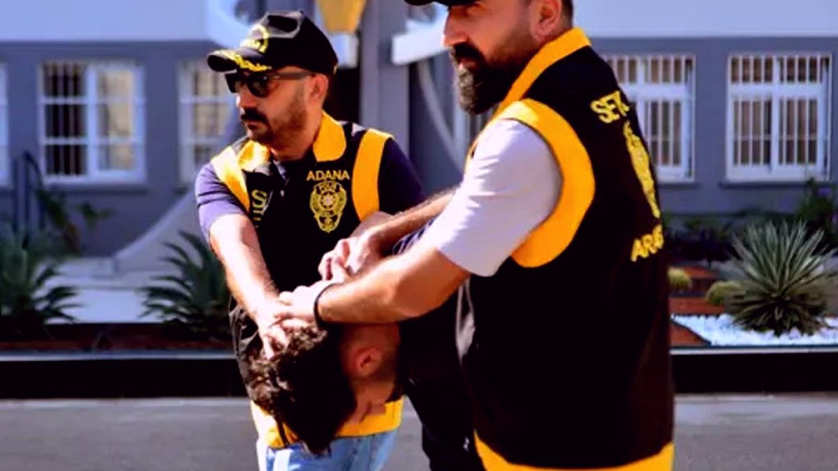Adana'da 317 Suçtan Aranıyordu: Firari Zanlı Saklandığı Evde Yakalandı