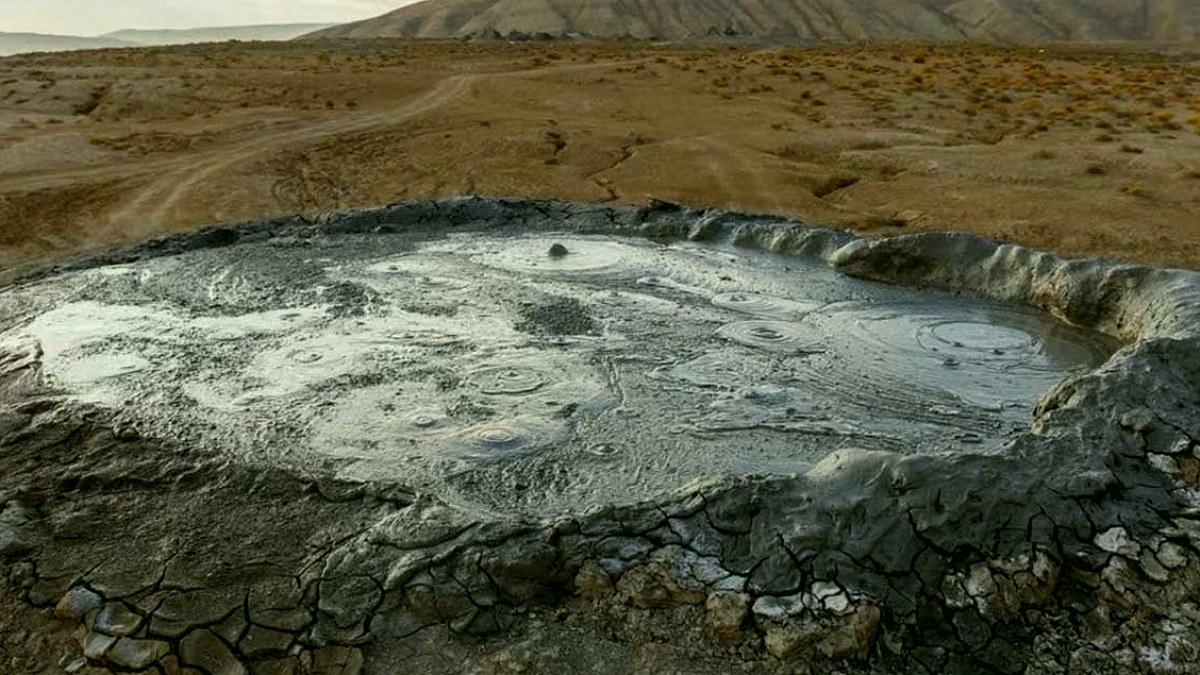 Azerbaycan'ın Mars Benzeri Çamur Volkanları Büyülüyor