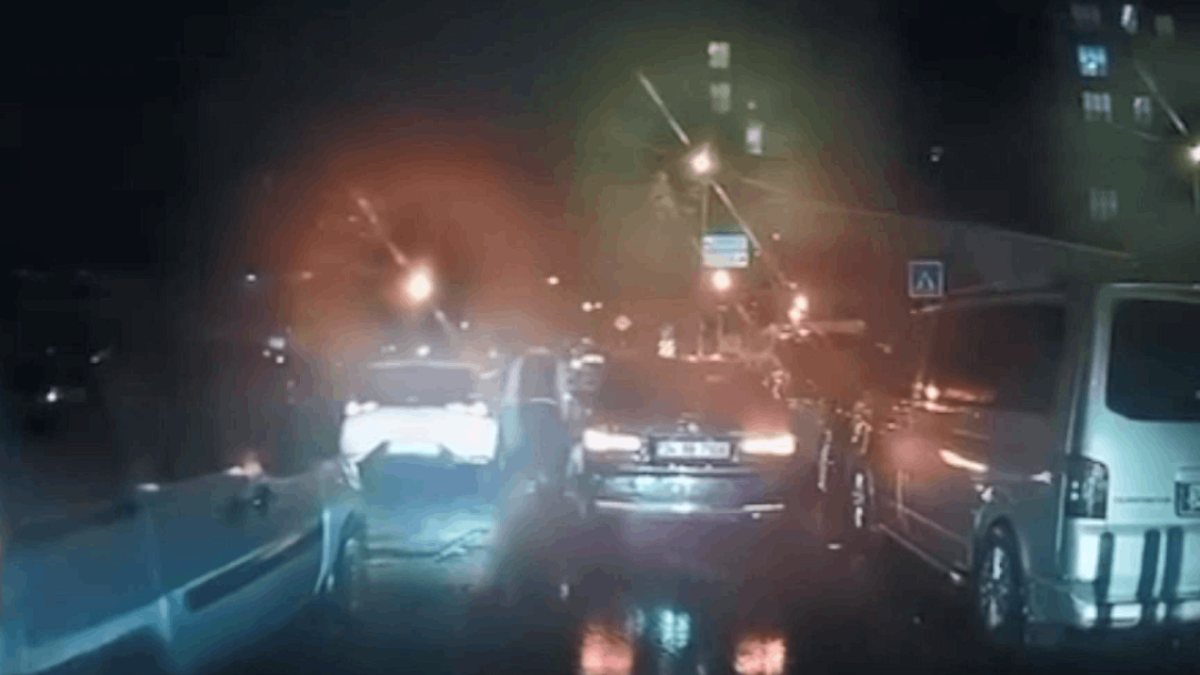 Eyüpsultan'da Trafik Işıklarında İkinci Çarpışma: Sürücüler Kavga Etti