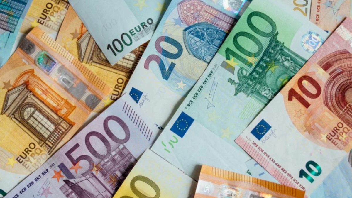 Euro, Dolar Karşısında Tarihi Düşüşte: 2.5 Yılın En Düşük Seviyesi Görüldü