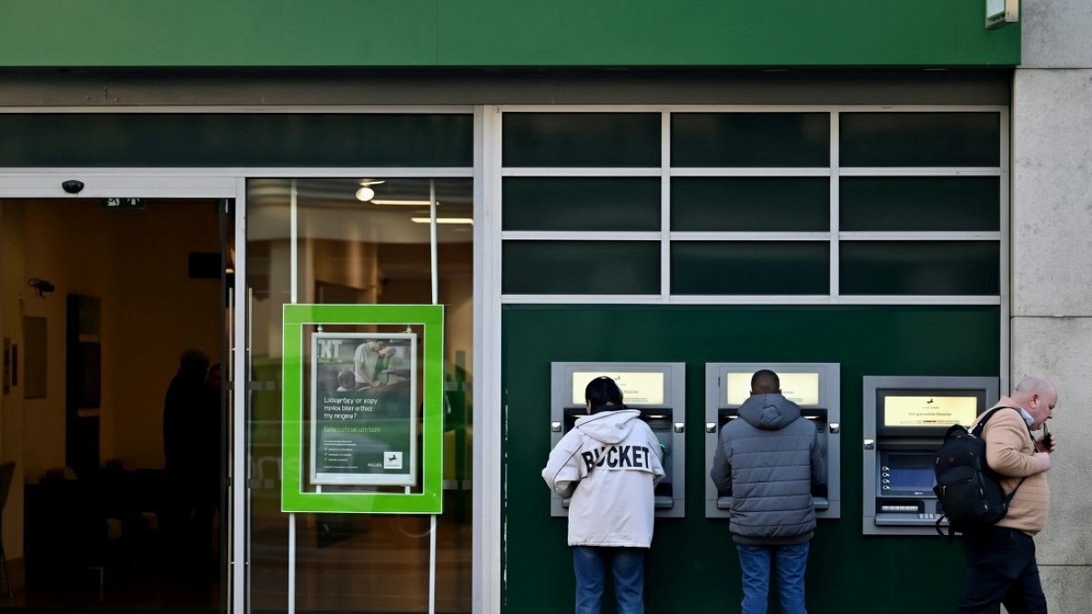 İngiliz Bankacılık Devi 26 Şubesini Kapatıyor: Dijitalleşme Vurgusu