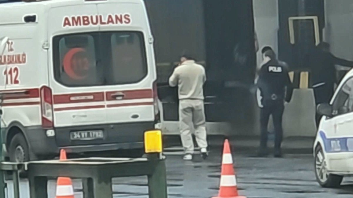Esenyurt'ta Korkunç Kaza: TIR Sürücüsü Aracından İnip Hayatını Kaybetti