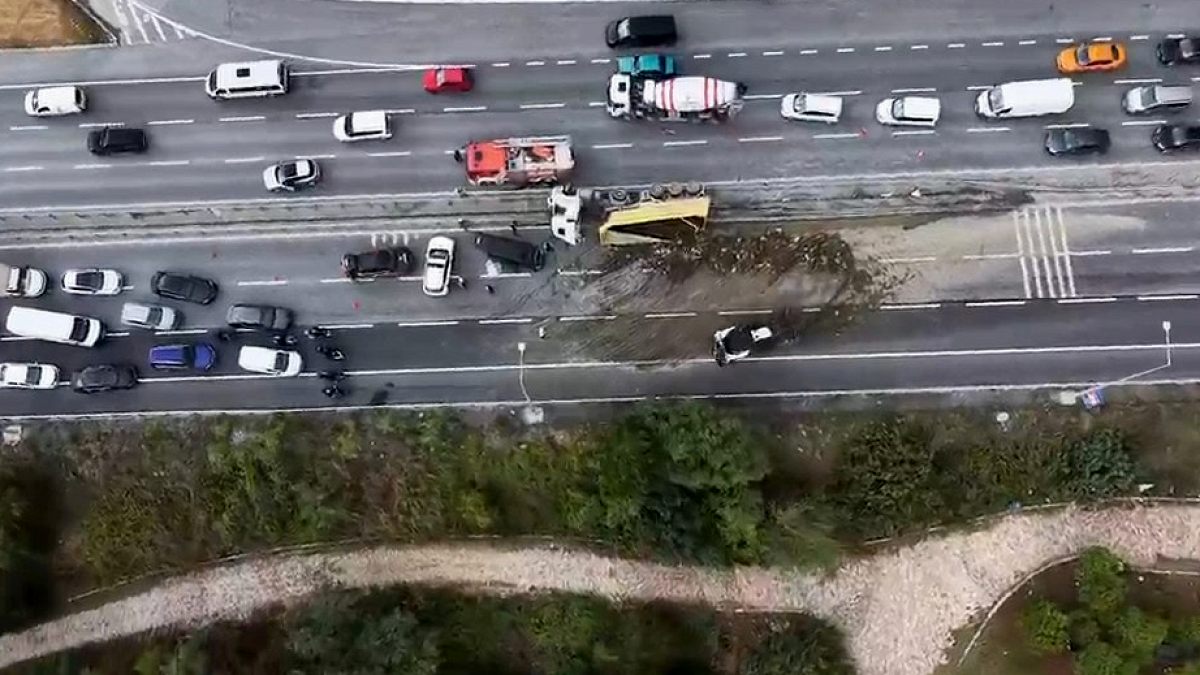 Arnavutköy'de Hafriyat Kamyonu Devrildi: Yaralı ve Hasarlı Bir Kaza