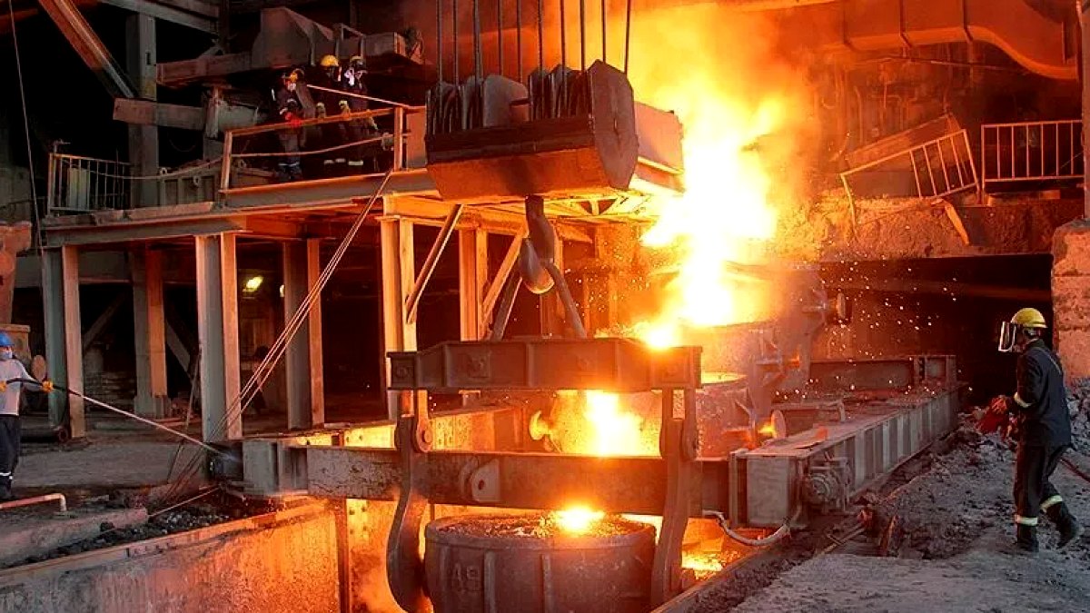 Ukrayna'da Yüzyıllık Çelik Üretimi Rus Saldırıları Nedeniyle Durdu