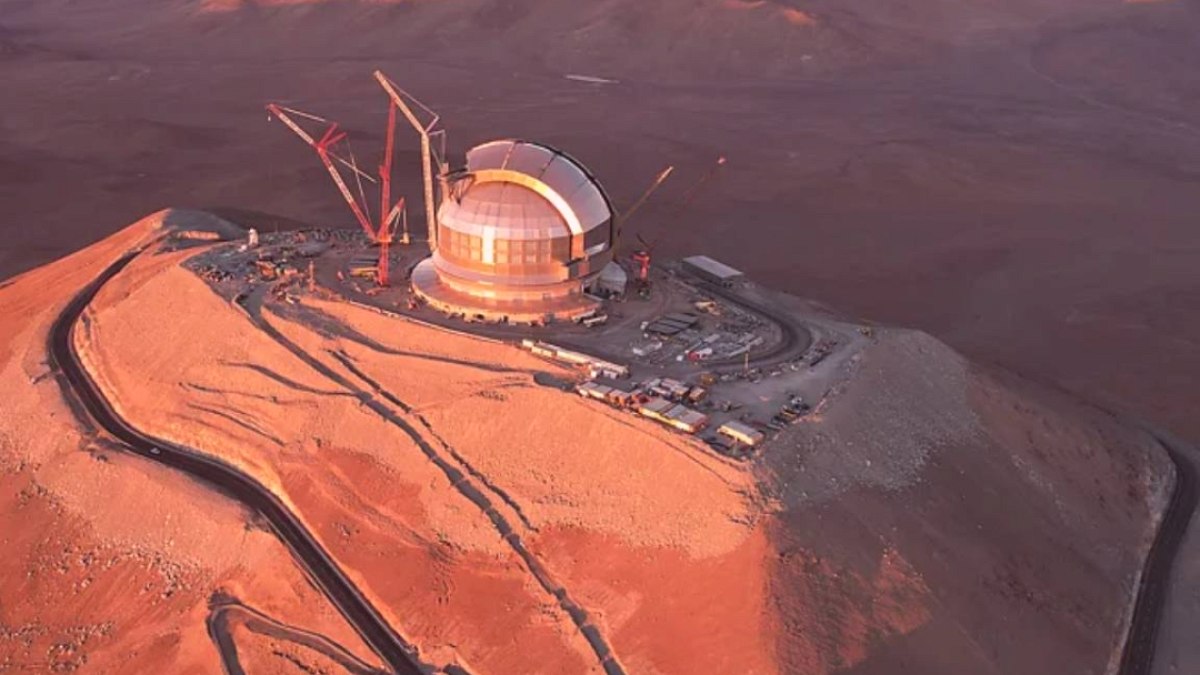 Atacama Çölü'nde Yükselen Dev Küre: Evrenin Sırlarını Aydınlatacak