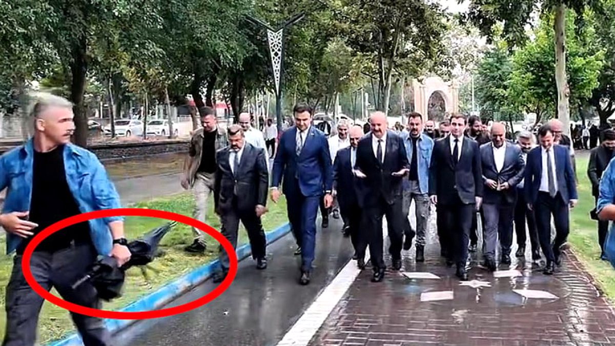 Batman'da Kayyum Canalp'ın Yağmur Altındaki "Çalışkan Yönetici" Gösterisi Alay Konusu Oldu