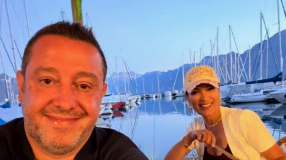 Nihat Kahveci ve Eşi Fulya Kahveci'den Aile Boyu Mutluluk Pozları