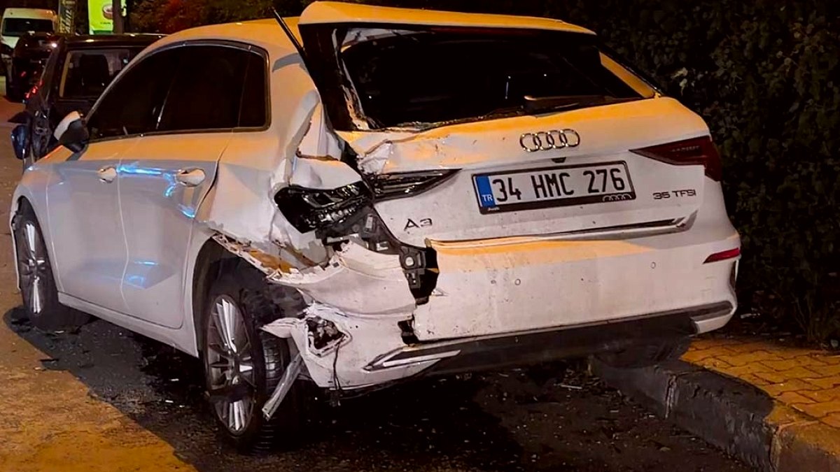 Sarıyer'de Kontrolden Çıkan Otomobil Park Halindeki 6 Araca Daldı: 3 Yaralı
