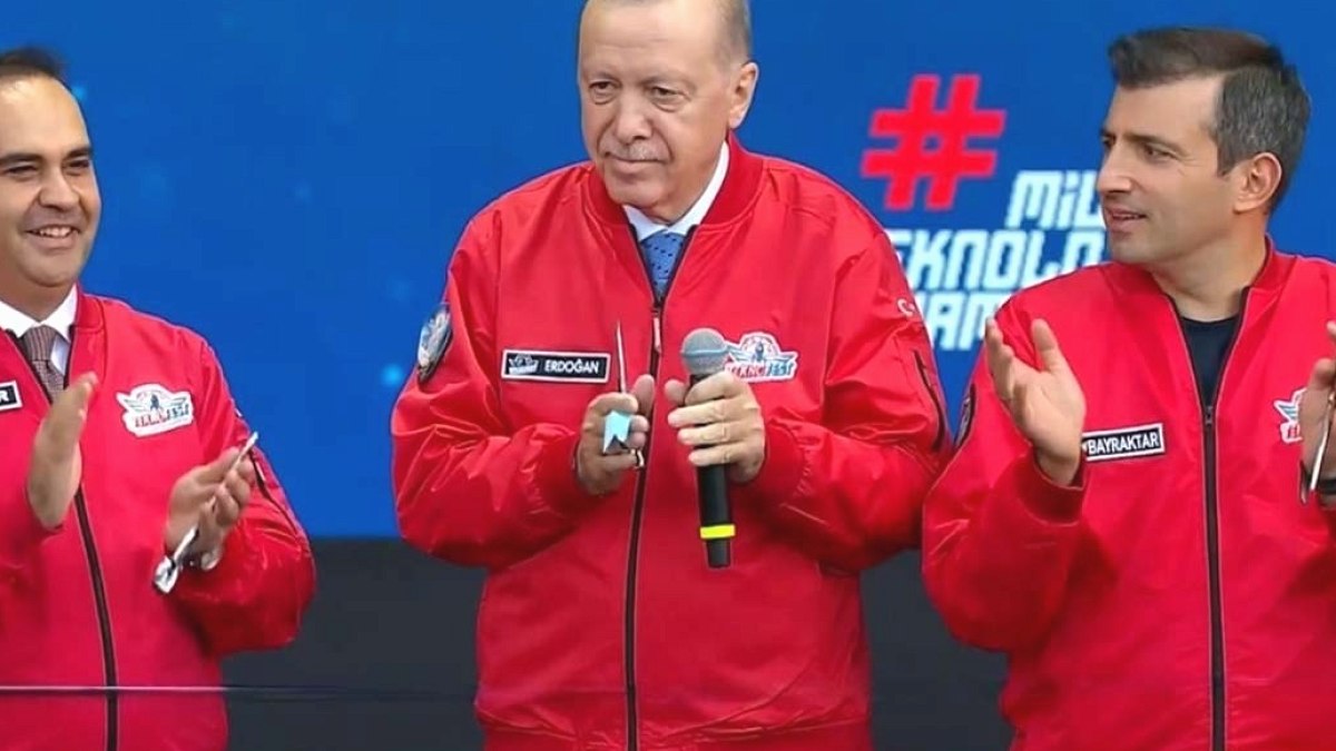 Erdoğan'ın Talebiyle Bakan Kacır'dan 'Roketli' Türkü Performansı