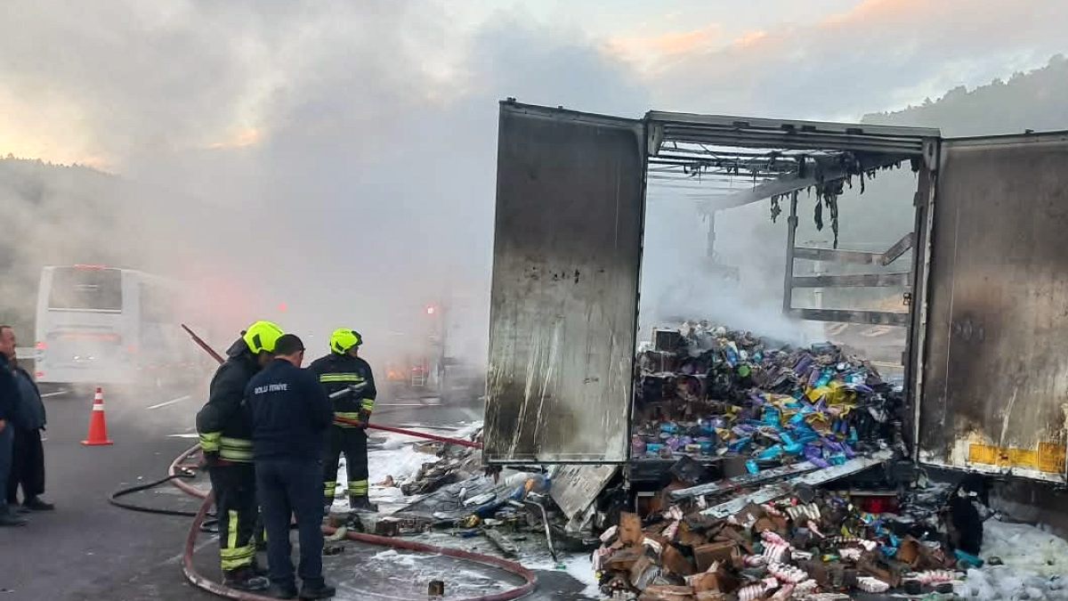 Bolu'da Kişisel Bakım Ürünleri Taşıyan TIR'da Korkutan Yangın
