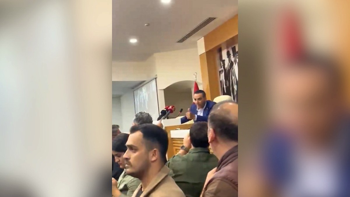 Belediyede Gergin Başlangıç: Başkana Su Şişesi Fırlatıldı, Meclis Ertelendi