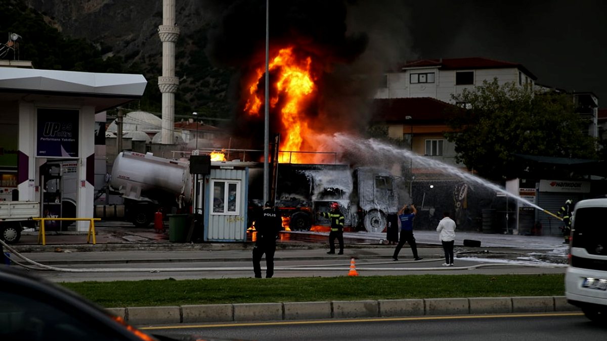 Denizli'de Akaryakıt İstasyonunda Tanker Patladı, Yangın Söndürüldü