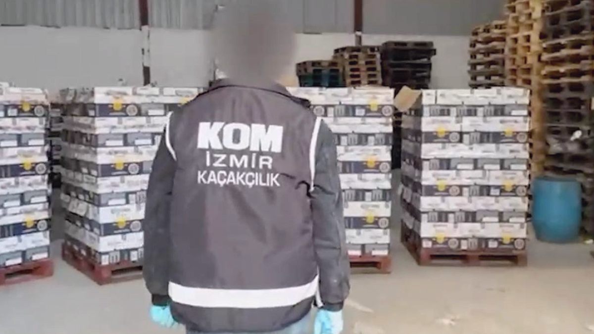 İzmir'de Kaçak İçki Operasyonu: 23 Bin Şişe Ele Geçirildi