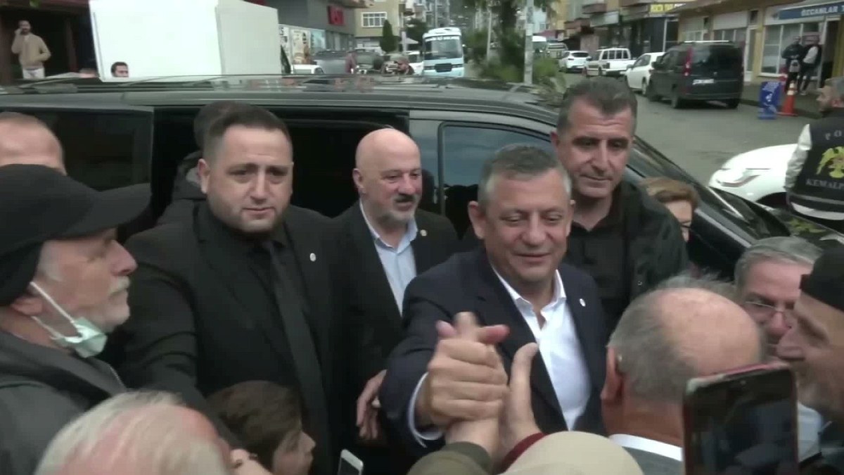 Özgür Özel Arhavi'de Esnafla Buluştu, Vatandaşın Sorunlarını Dinledi