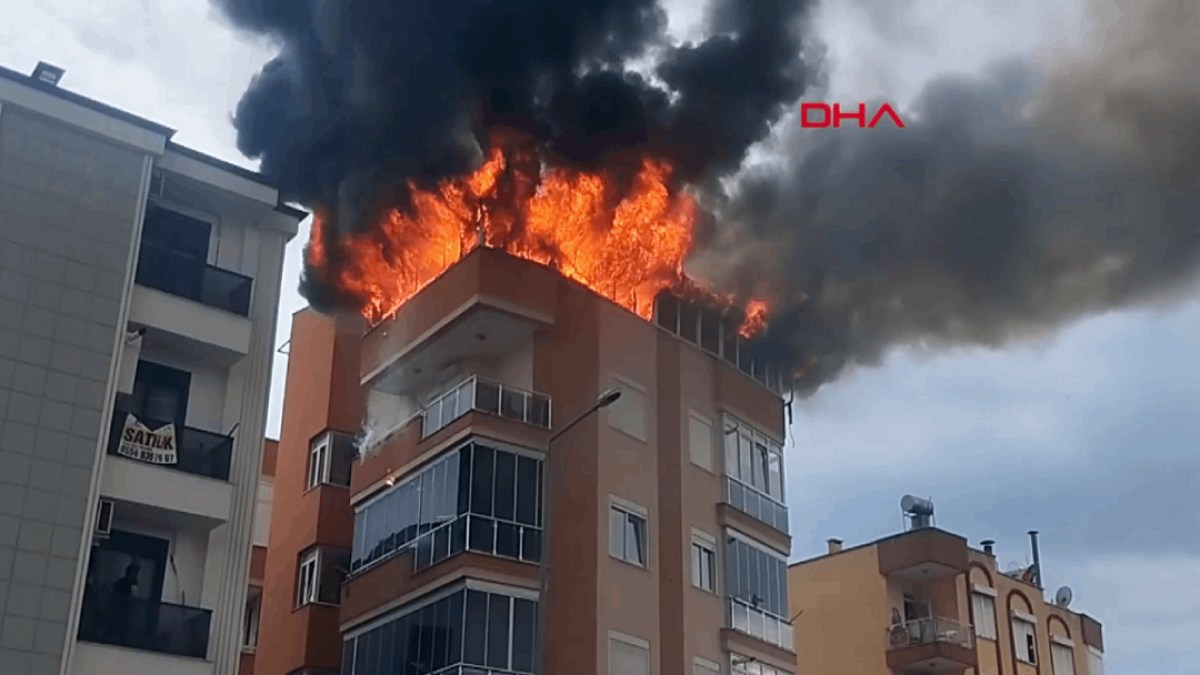 Antalya'da 5 Katlı Binanın Terasında Kontrolsüz Yangın Paniği