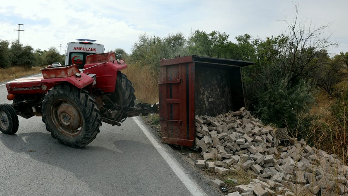 Nevşehir'de Traktör Römorku Ters Döndü: 3 Kişi Yaralandı