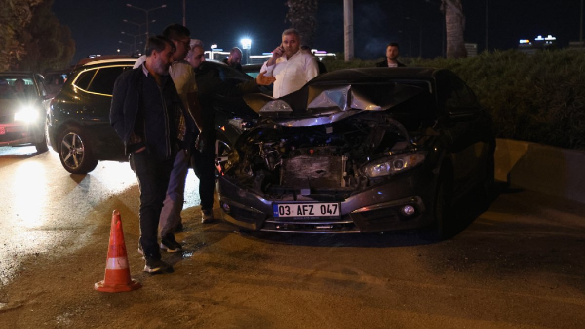 İzmir'de Trafik Kâbusu: 8 Araçlık Zincirleme Kaza 4 Yaralı