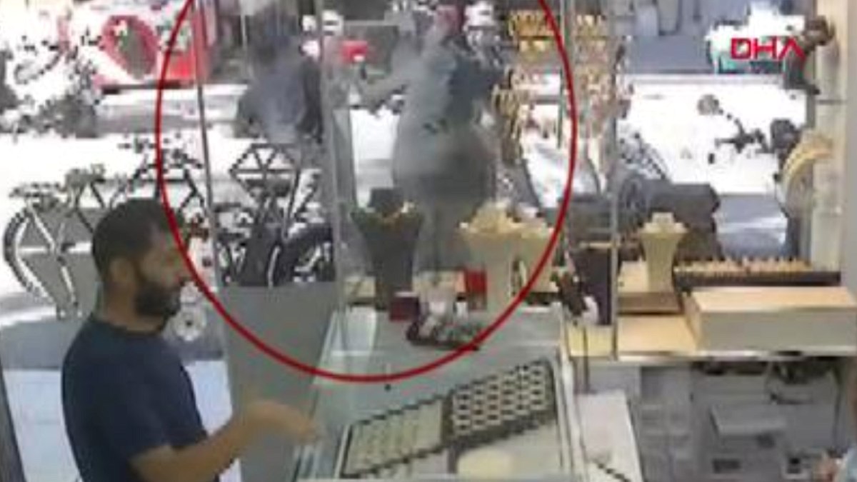 Güvenlik Kamerasından Saniye Saniye Kaydedilen Gasp Anı