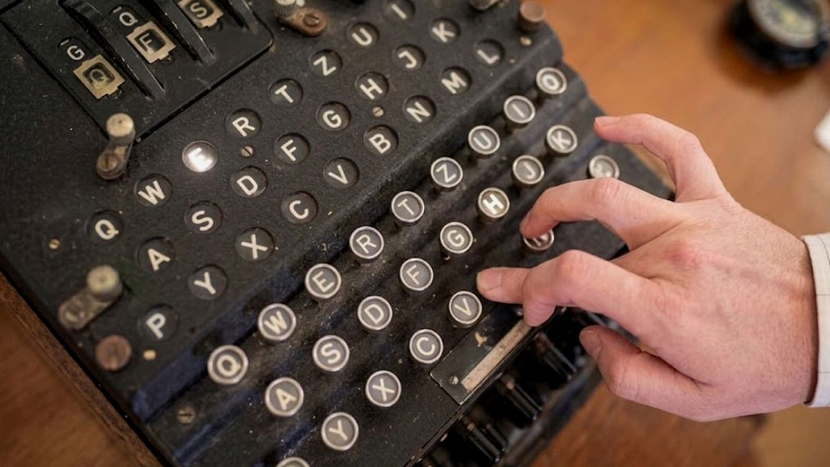 Bit Pazarından Çıkan Tarihi Hazine: Enigma Makinesi Müzayedede Servet Değerine Satıldı