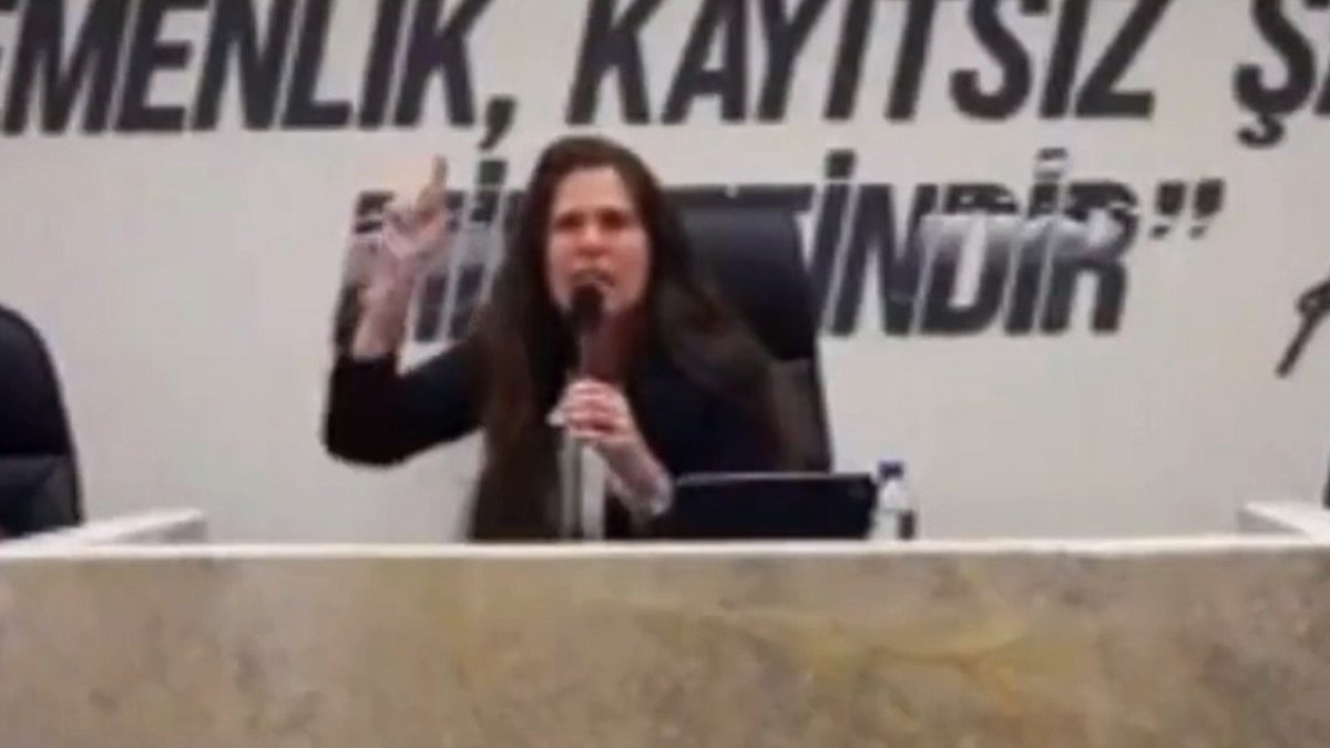 Çeşme Belediye Başkanı Lâl Denizli'den İlçe Başkanı'na Sert Yanıt: "Ağzını Yerim Ben!"