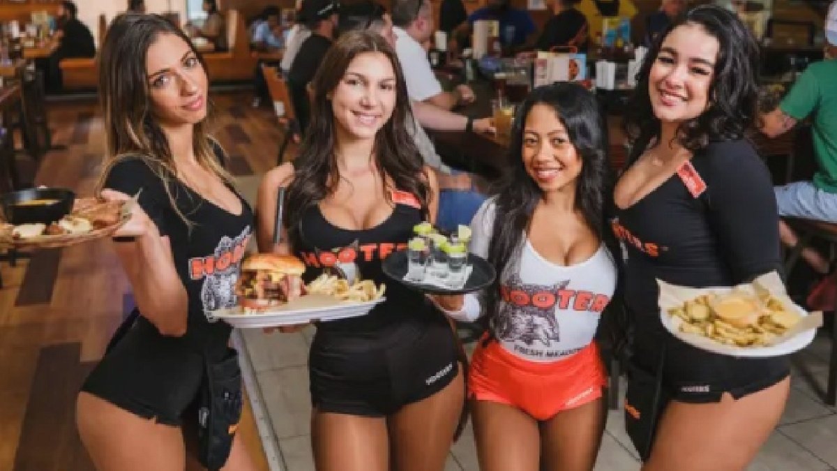 Dekolteli Garsonlarıyla Tanınan Hooters Zinciri ABD'de Kapanıyor