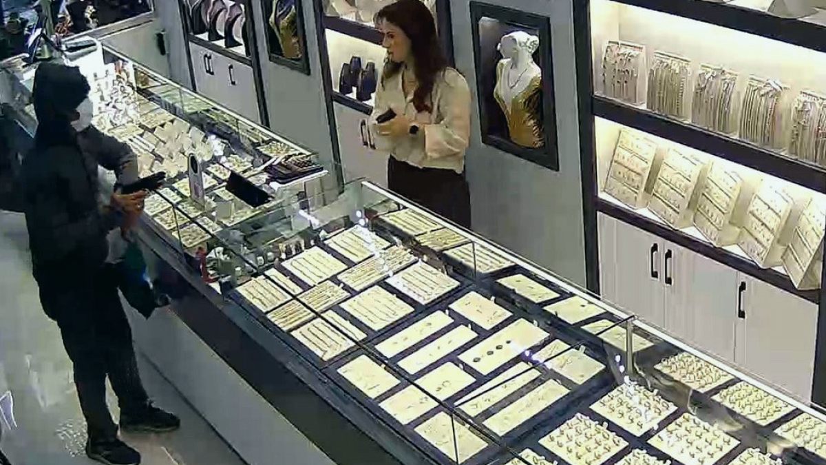 Oyuncak Tabancalı Kuyumcu Soygunu Girişimi Güvenlik Kamerasına Yansıdı
