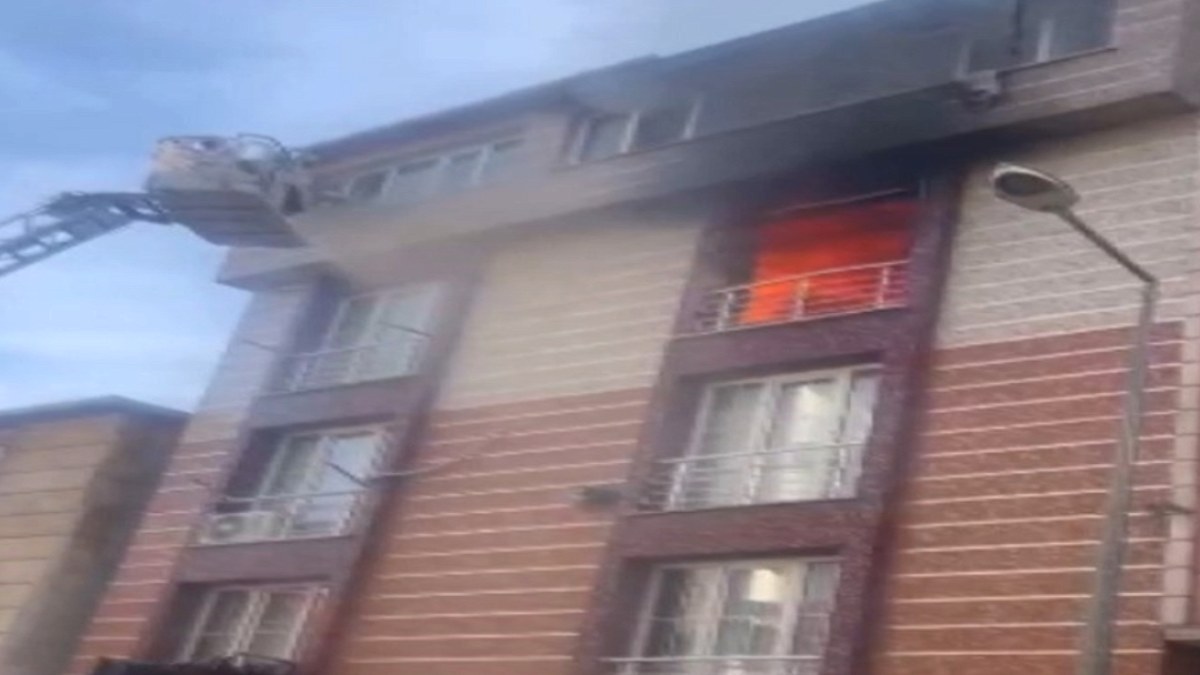 Esenyurt'ta Dairede Çıkan Yangın 5 Kişiyi Mahsur Bıraktı