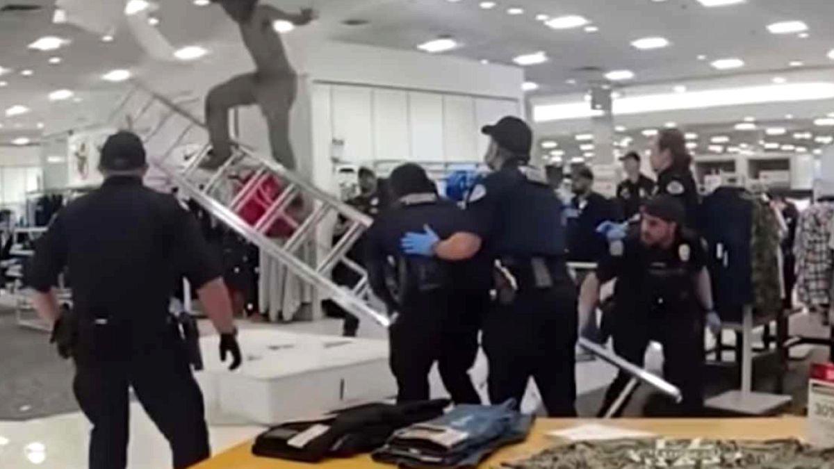 AVM Tavanında Gizemli Hareketlilik: Polis Operasyonu Başladı