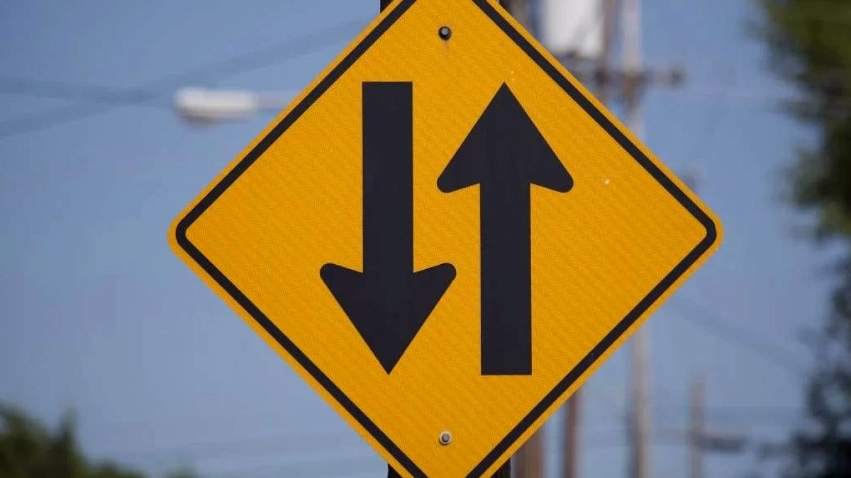 Trafikte Karıştırılan İki Ok İşareti: Çift Yönlü Yola Geçişin Anlamı