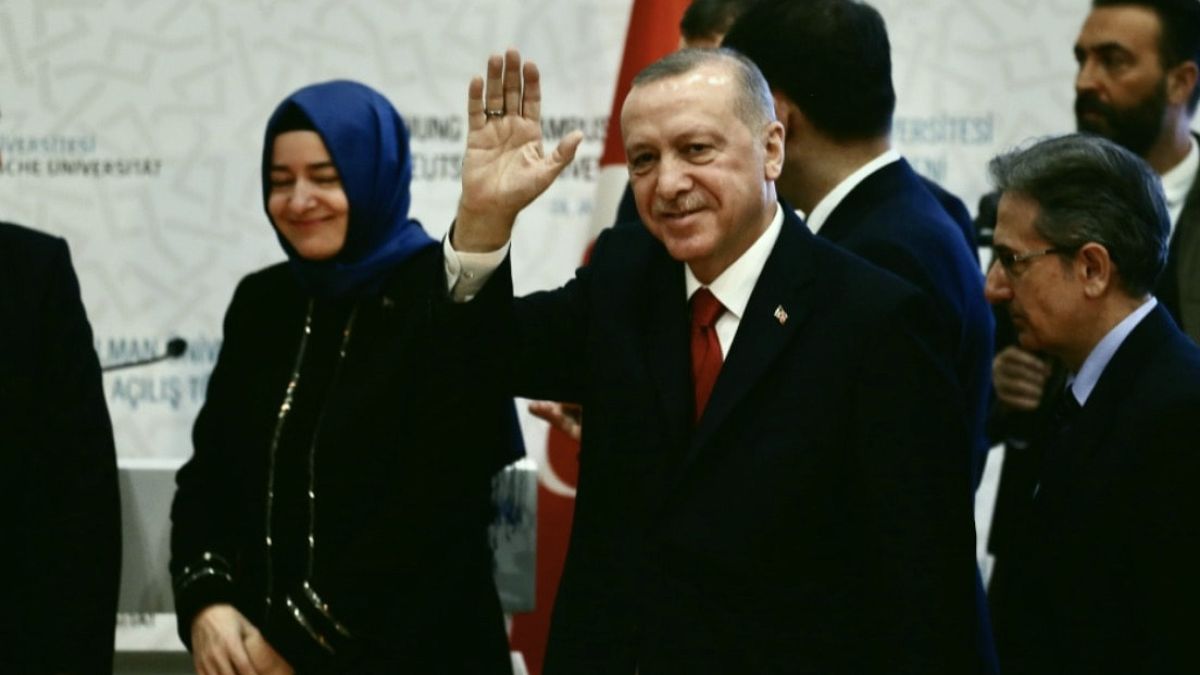 Fatma Betül Sayan Kaya'nın AK Parti'den Ayrılışındaki Gizem: İstifa mı, İhraç mı?